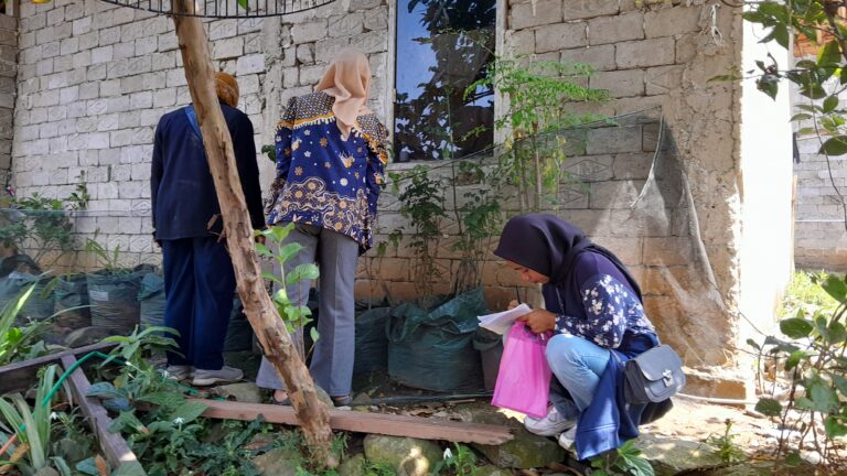 Survey Kebun Gizi Keluarga di Kampung Ilmu