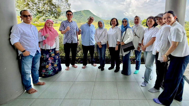 Pimpinan FEB UI Menyaksikan Praktik Nyata Kemandirian Pangan di Kampung Ilmu