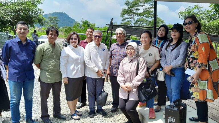 Kunjungan Wamen PPPA ke Kampung Ilmu: Dari Diskusi Kemandirian Pangan hingga Inovasi Teknologi di Dapur MBG Desa Cisarua