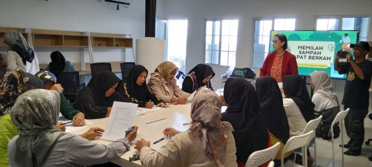 Pengmas F. Psikologi UI  di Kampung Ilmu: Dari Senam Hamil ke Literasi Uang dan Sampah Bernilai