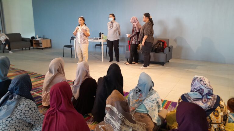 Pengmas F. Psikologi UI Ajak Kampung Ilmu Belajar Bijak Kelola Sampah