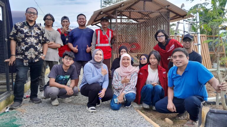 Mahasiswa UPJ Rancang Kandang Ayam Skala Rumah Tangga