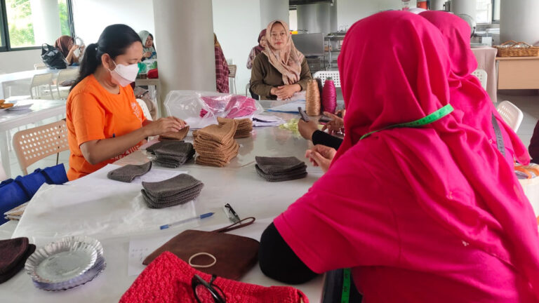 MULAI TAMPAK CAHAYA KEMANDIRIAN FINANSIAL MEMASUKI KEHIDUPAN IBU RUMAH TANGGA DI DESA INI